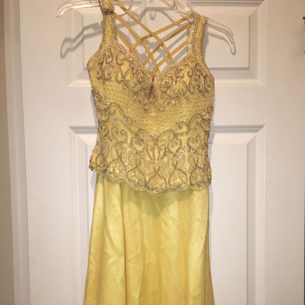 beautiful yellow chiffon dress!